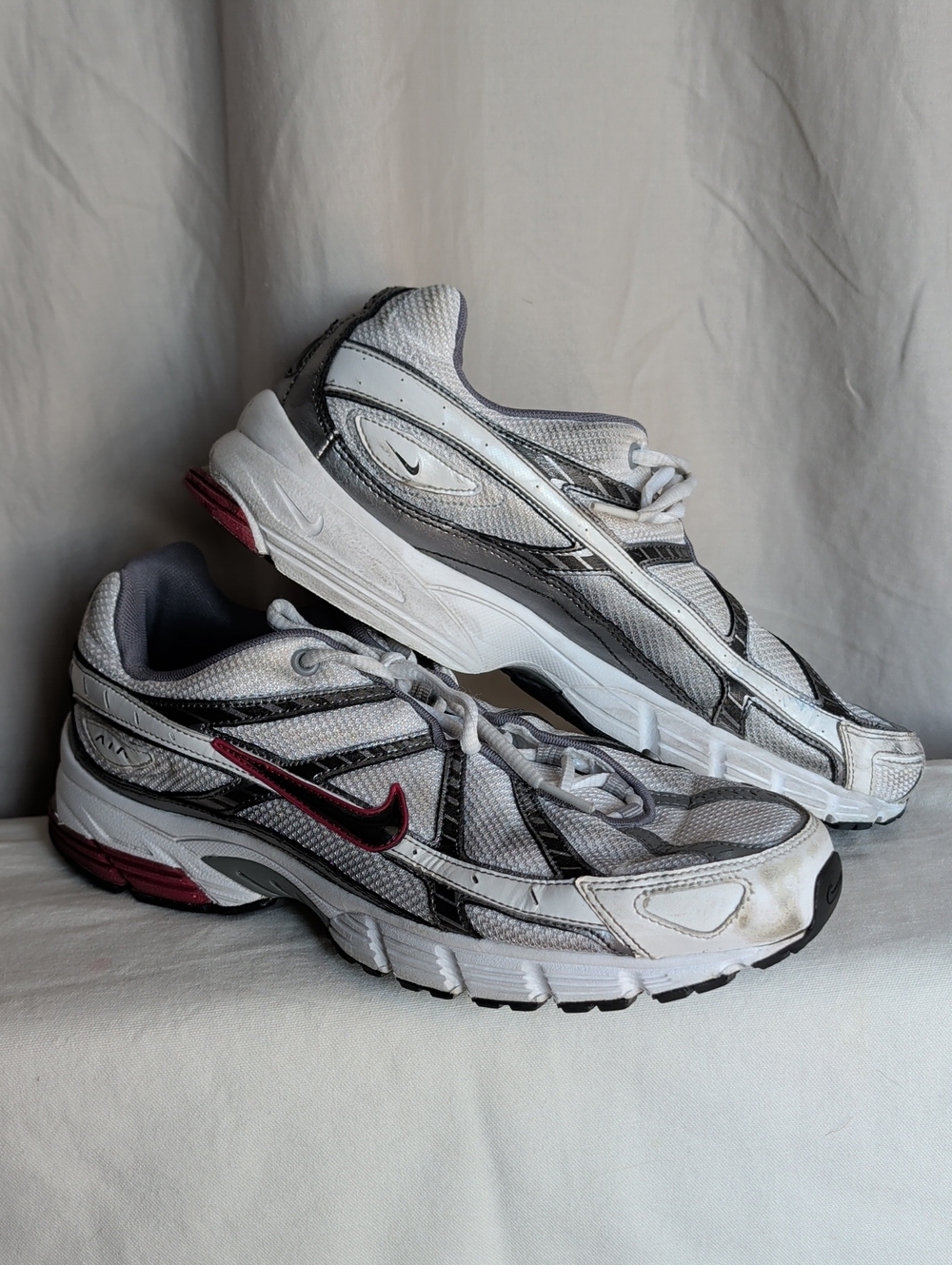 Nike Men’s White, Gray & Maroon Athletic Running Shoes Cool Fall Casual